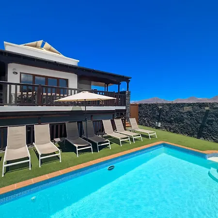 Penguina - 5 Bedroom - Hot Tub - Heated Pool Villa *
