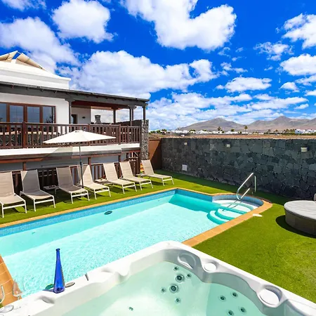 Penguina - 5 Bedroom - Hot Tub - Heated Pool Villa Playa Blanca (Lanzarote)