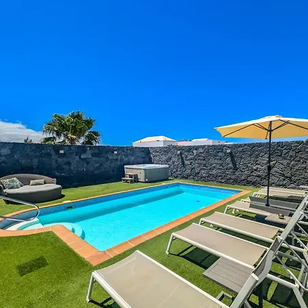 Villa Penguina - 5 Bedroom - Hot Tub - Heated Pool